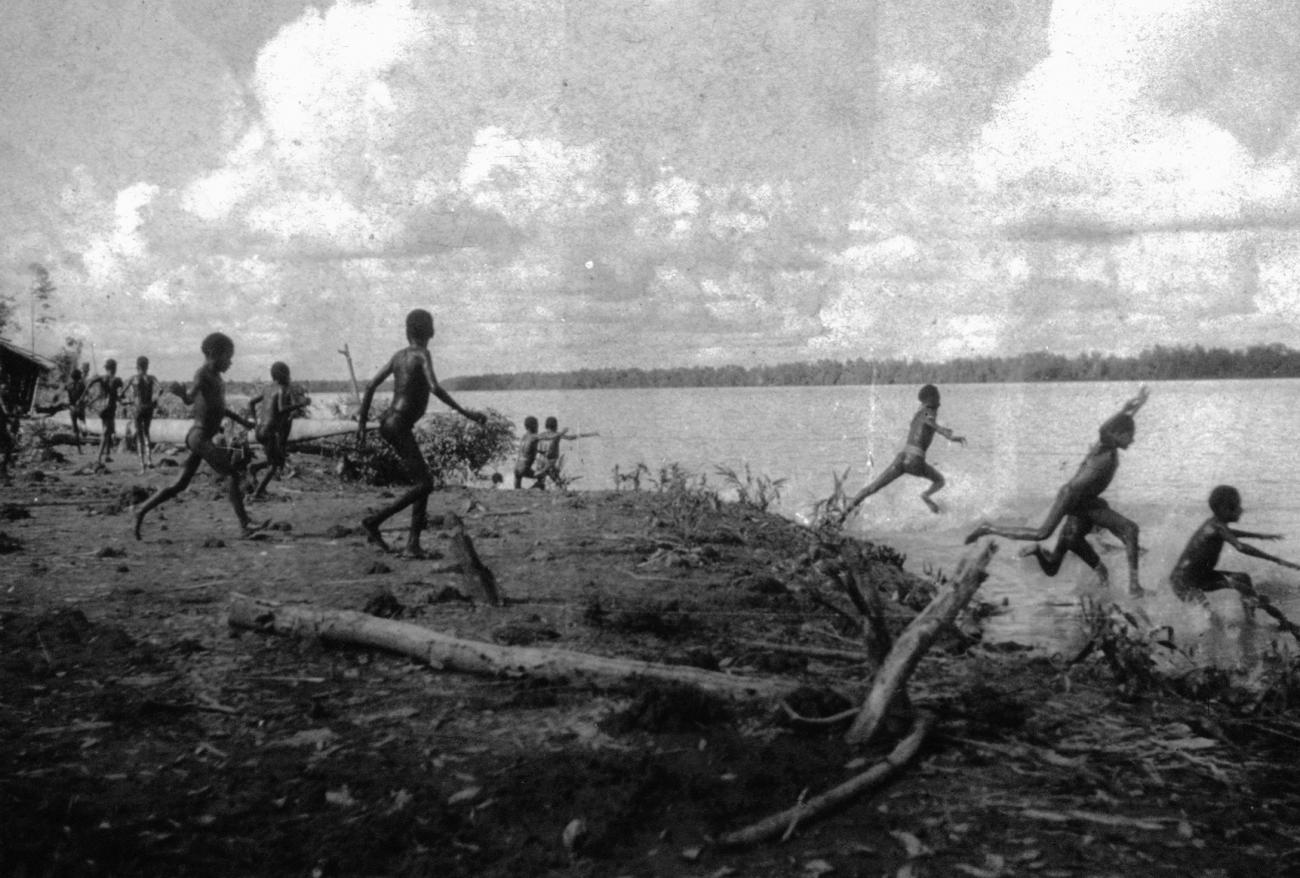 BD/216/157 - 
Kinderen rennen het water van de rivier in
