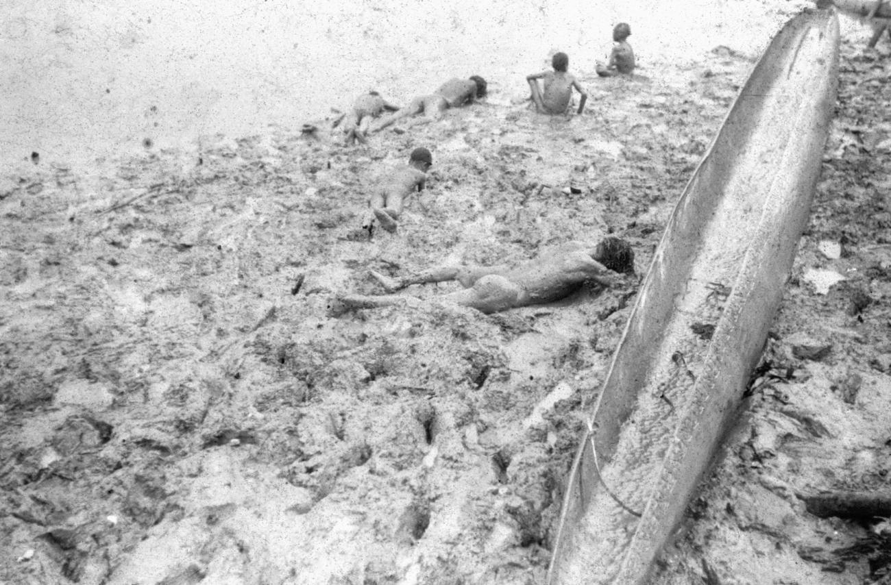 BD/216/165 - 
Rouw, in verband met overlijden van een Asmatter wentelt men zich in de modder  
