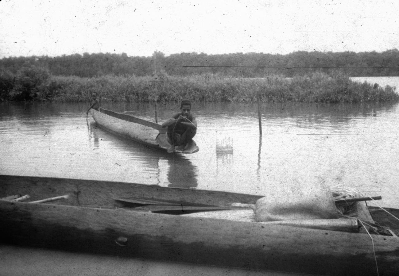 BD/216/177 - 
Asmatters aan het vissen in een prauw in een arm van de rivier
