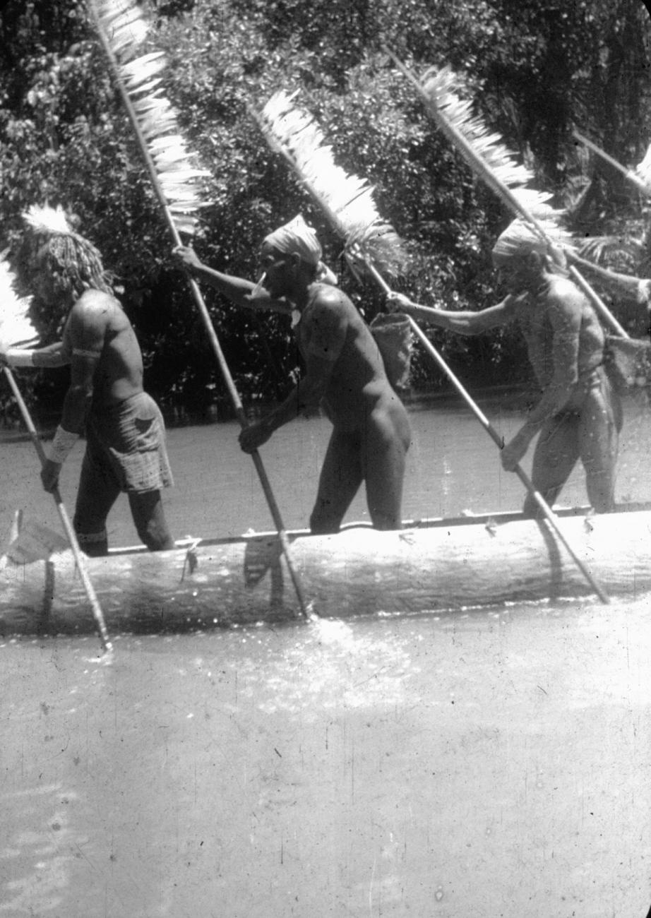 BD/216/185 - 
Asmatters varend met prauw in de rivier
