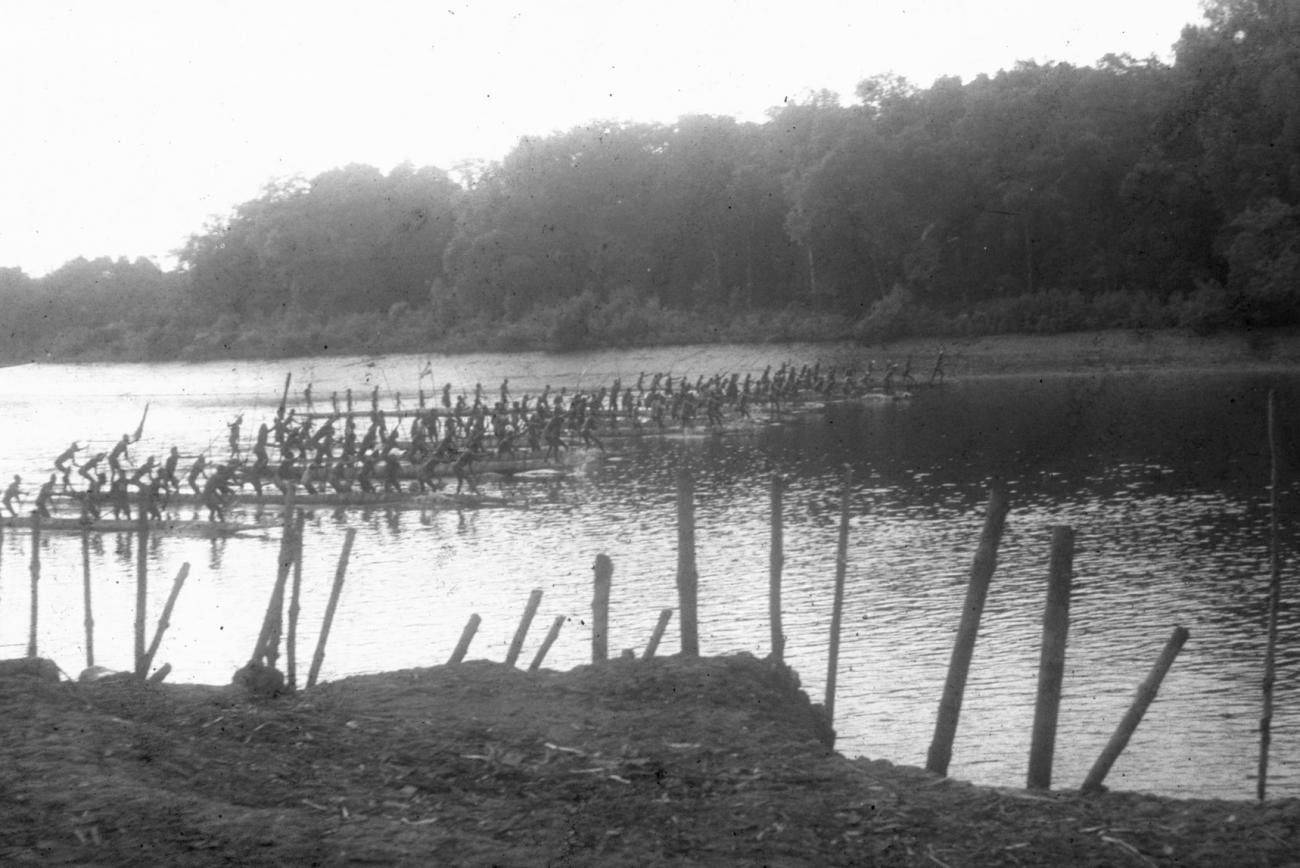 BD/216/198 - 
prauwen met Asmatters in slagorde op een rivier
