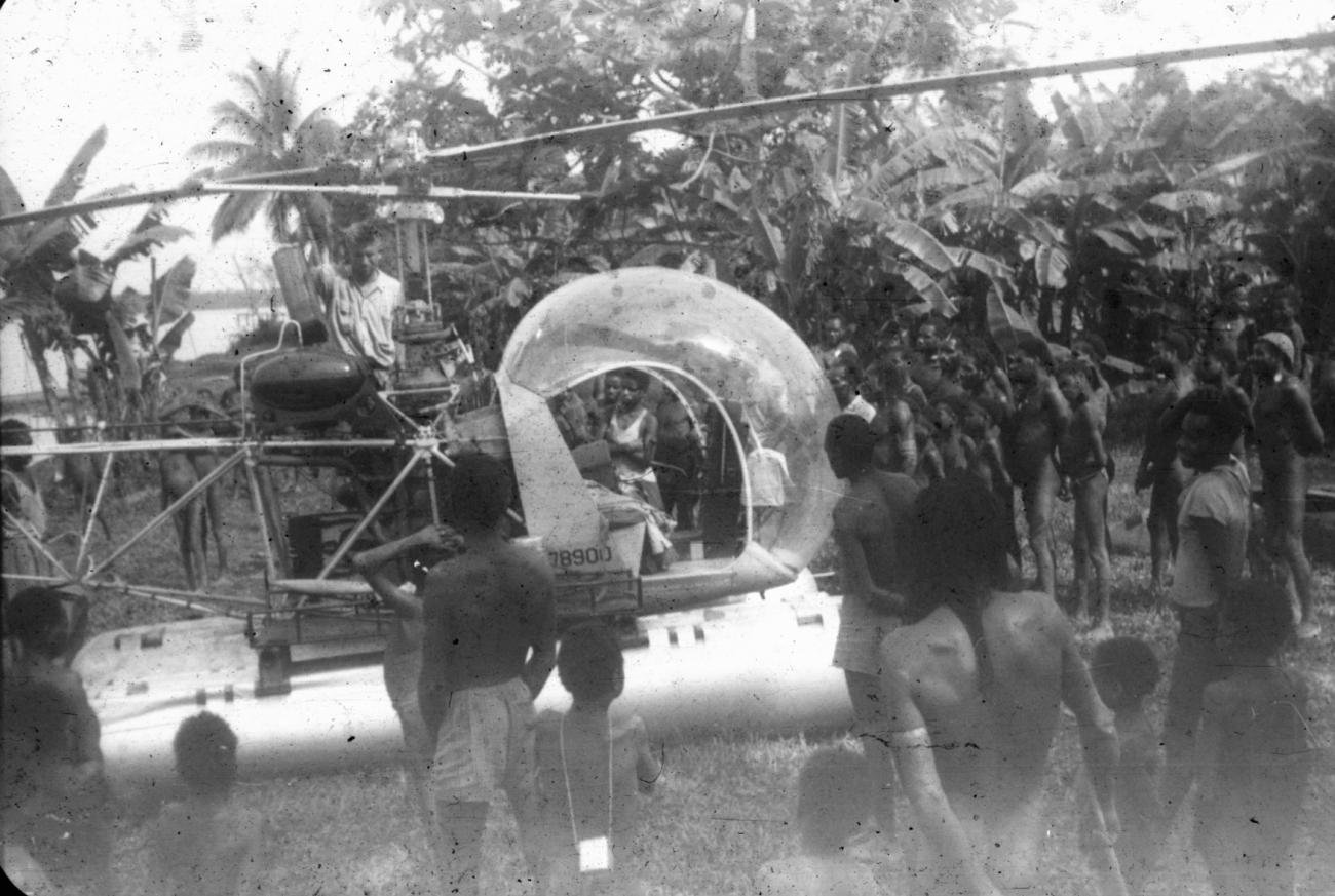 BD/216/257 - 
Australische helikopter ingezet voor bestrijding van  cholera epidemie

