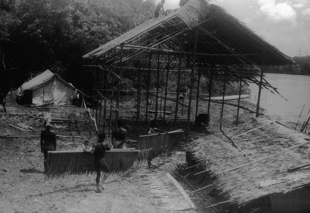 BD/216/27 - 
Dak dekken met atap voor huis in aanbouw aan rivier
