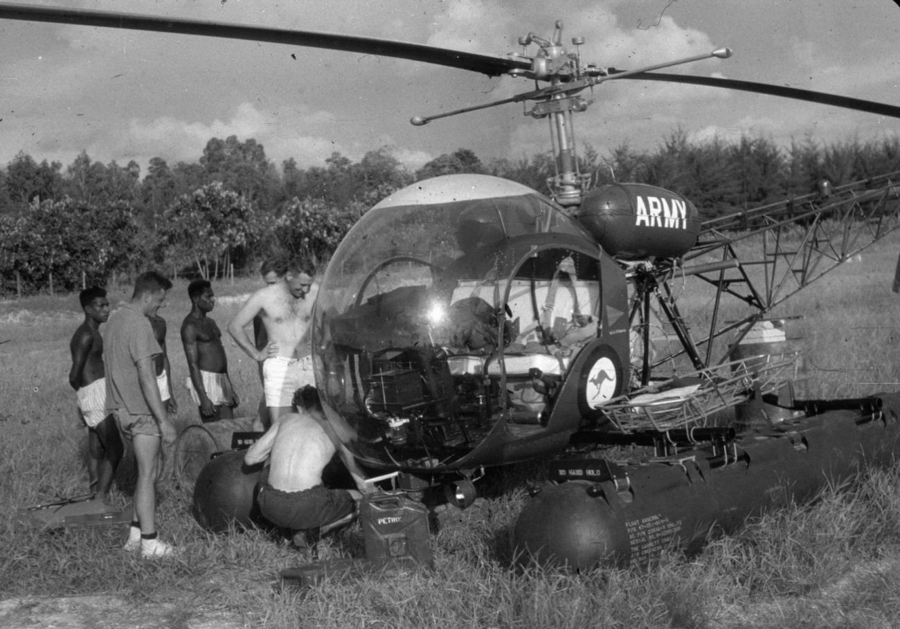 BD/216/282 - 
Australische legerhelikopter ingezet voor bestrijding van  cholera epidemie
