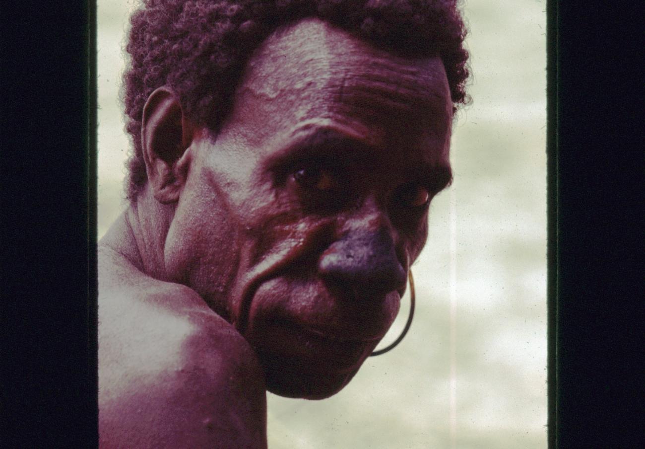 BD/216/328 - 
Portret van Papoeaman uit Yab-Tambor met in het linkeroor een versiering
