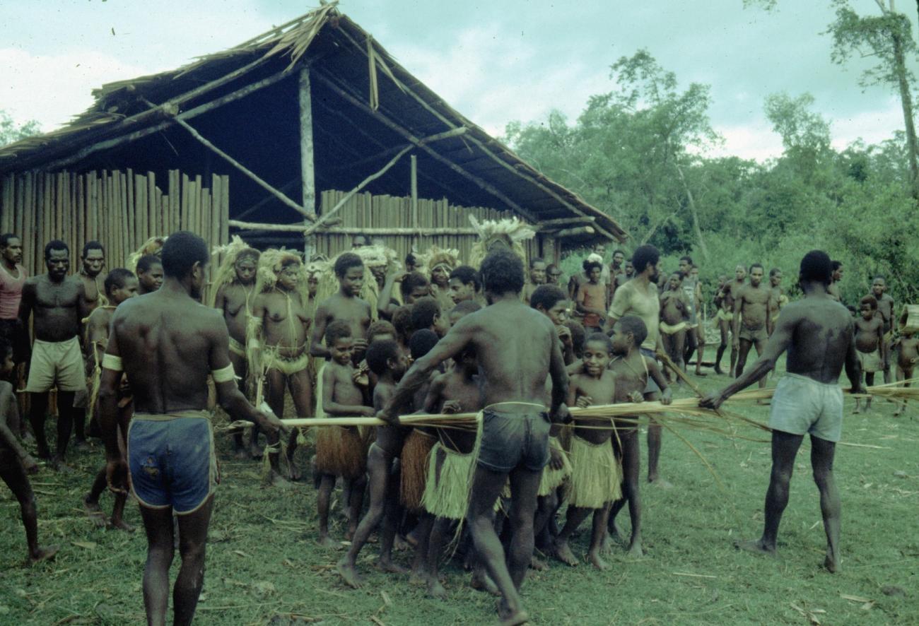 BD/216/354 - 
Inwoners verzamelen zich voor ritueel adoptie door een andere stam in het dorp Yab-Tambor
