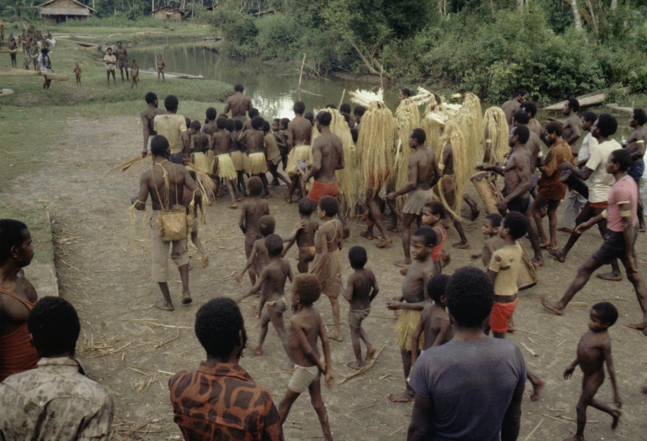 BD/216/358 - 
Inwoners verzamelen zich voor ritueel adoptie door een andere stam in het dorp Yab-Tambor
