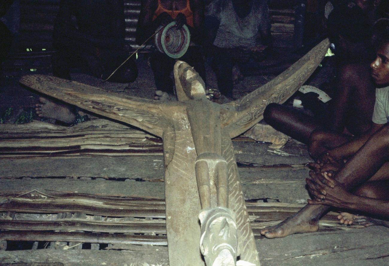 BD/216/390 - 
Vervaardiging kruisbeeld in Asmatstijl
