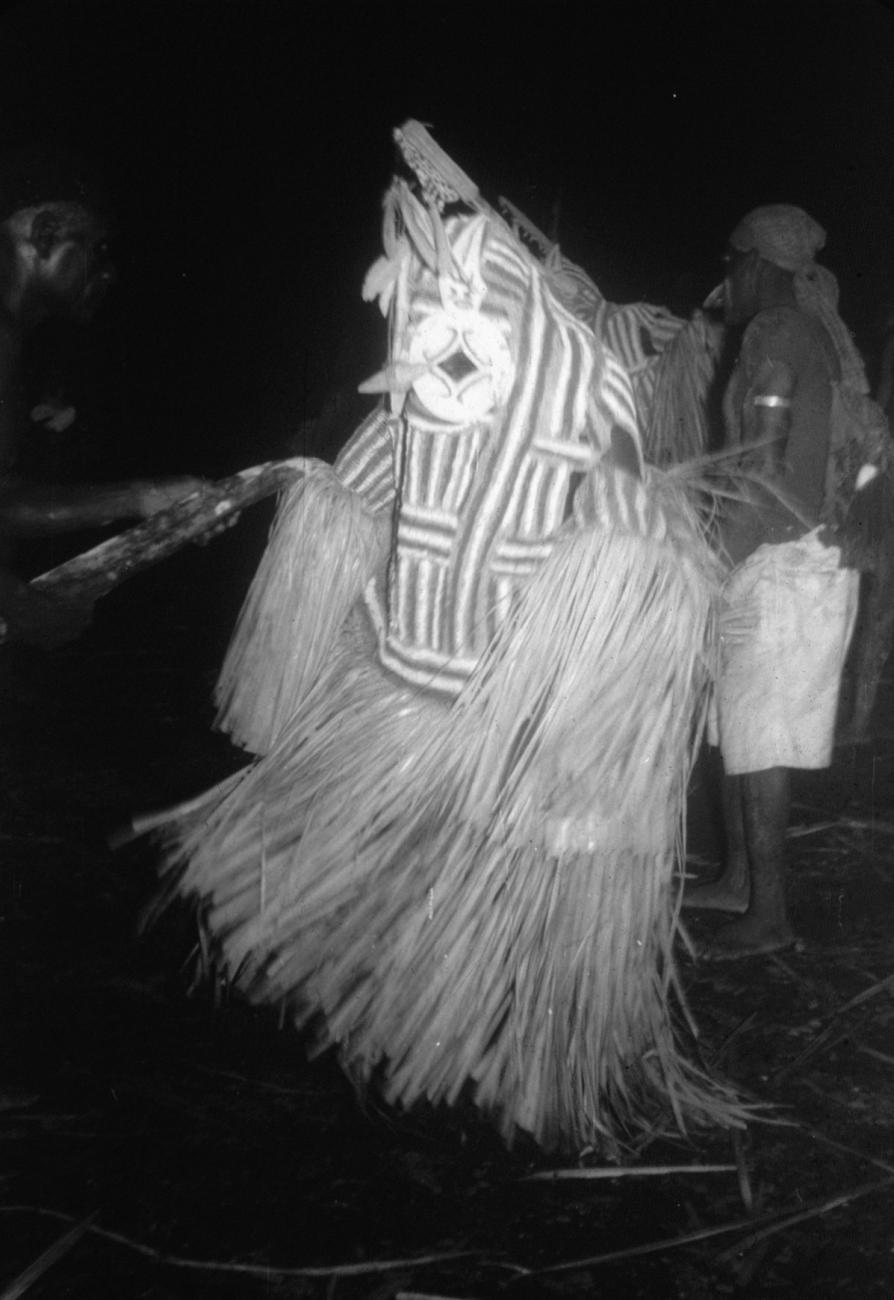 BD/216/96 - 
Man in Jipae kostuum dansmasker tijdens de dans
