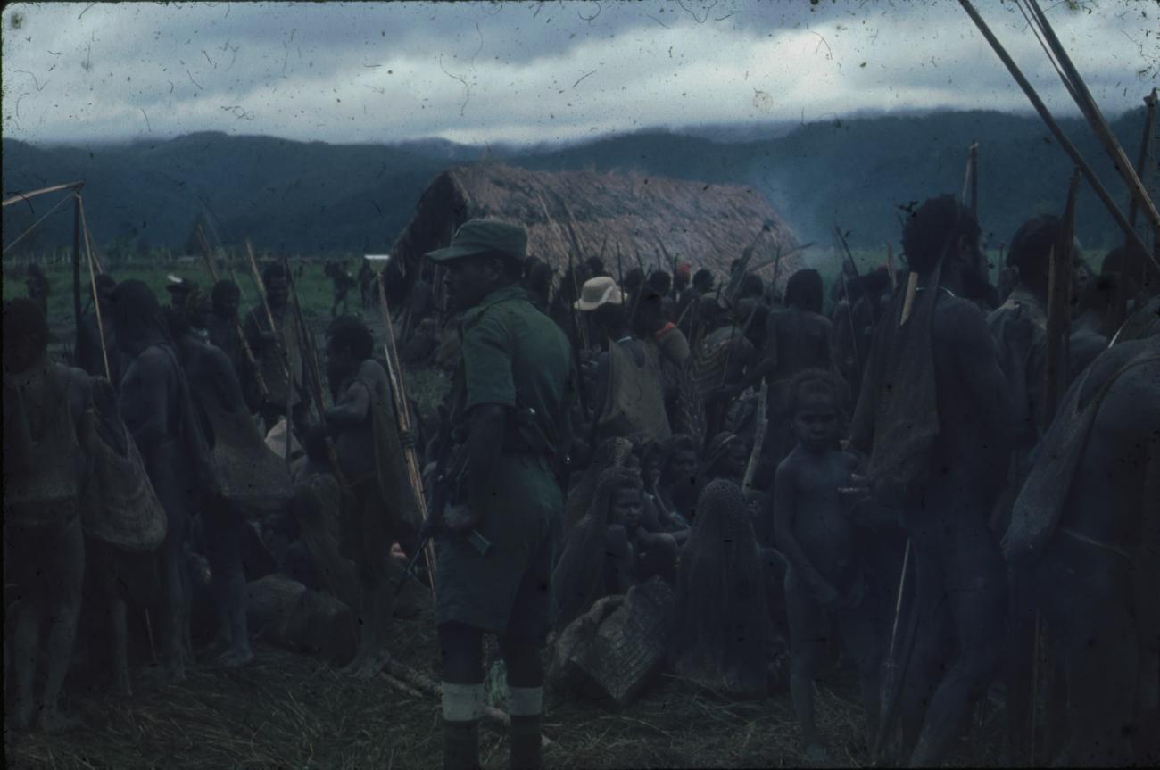 BD/248/117 - 
Overzichtsfoto van groep Papoea&#039;s 
