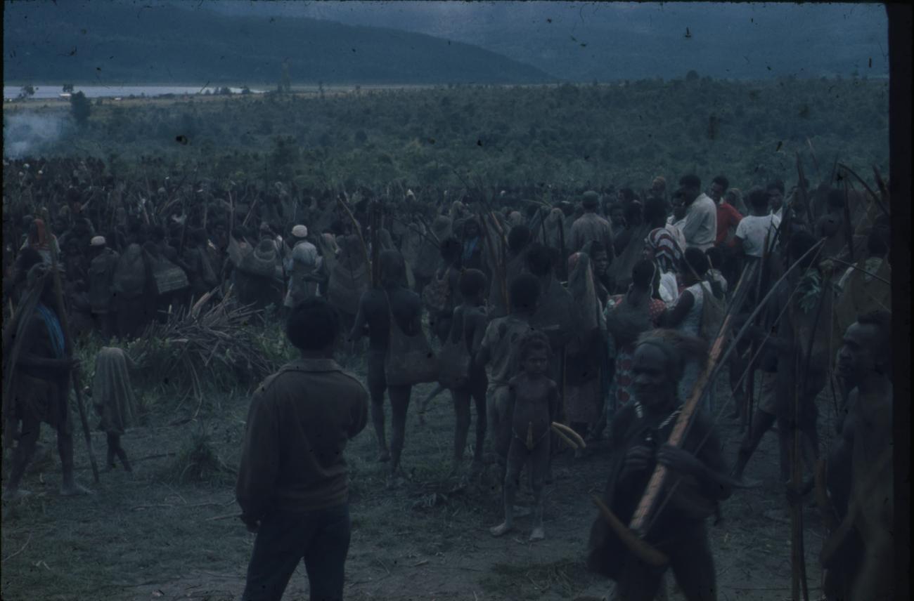 BD/248/118 - 
Overzichtsfoto van groep Papoea&#039;s 
