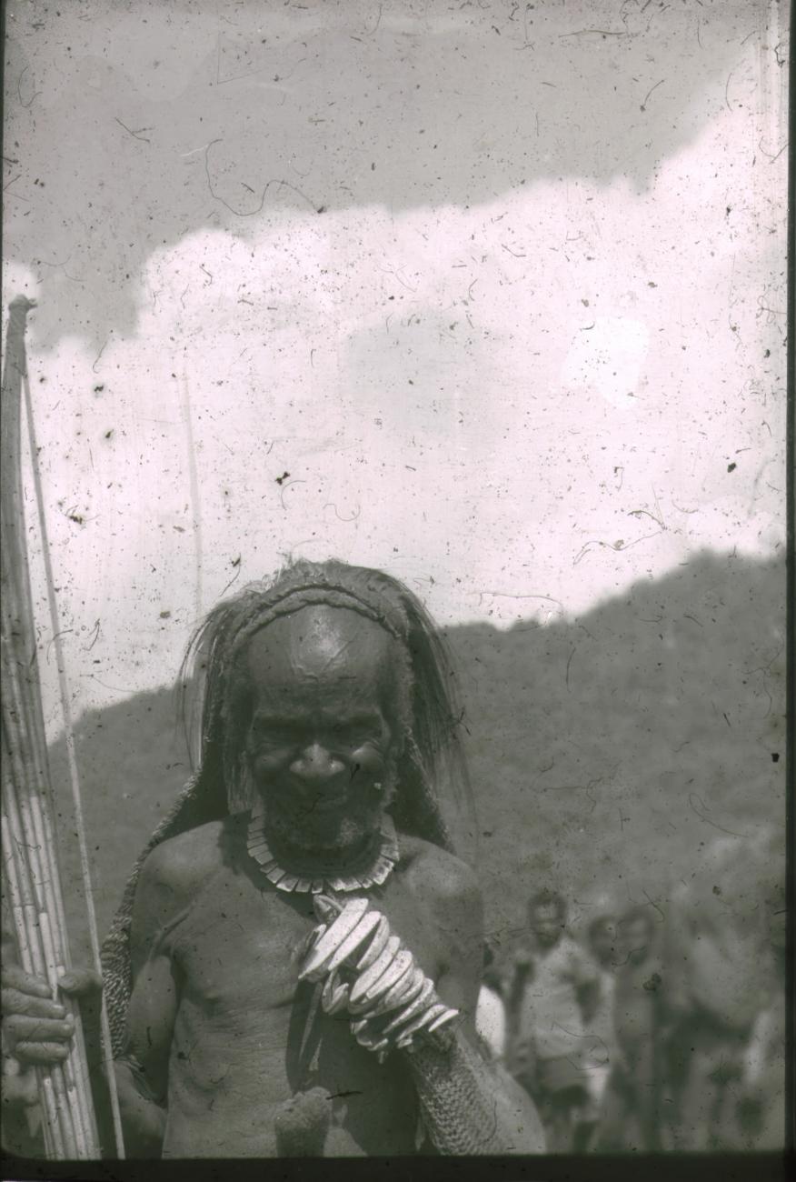 BD/248/142 - 
Portret van een Berglandbewoner met pijl en boog
