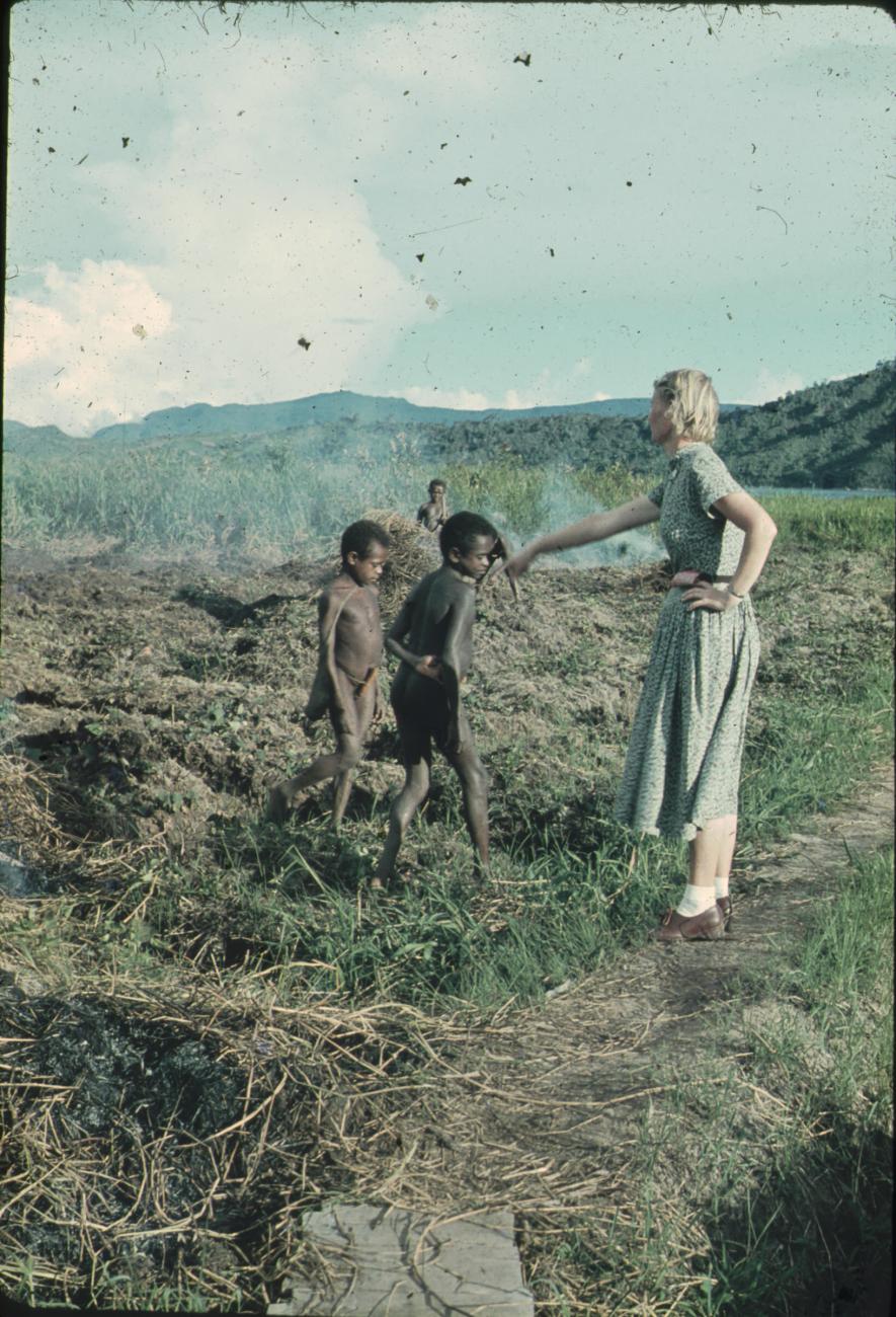 BD/248/150 - 
Westerse vrouw (Else) met drie Papoea kinderen
