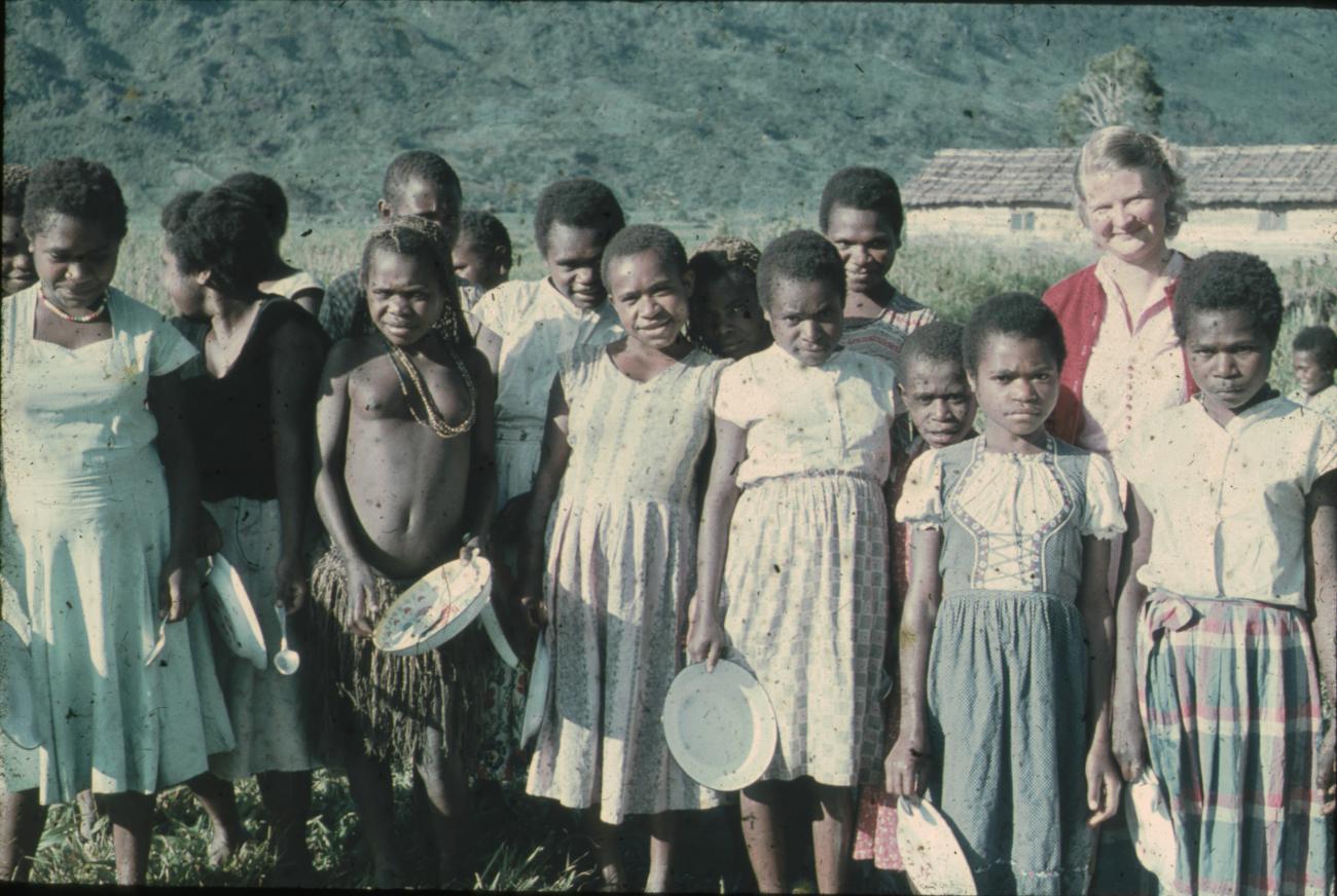 BD/248/155 - 
Groepsfoto van vrouwelijke Papoea&#039;s met borden
