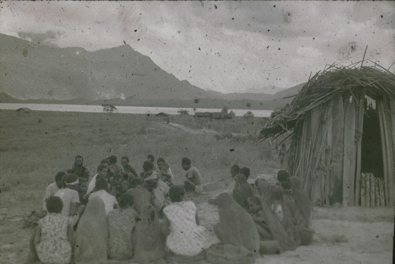 BD/248/179 - 
GroepEkari&#039;s zittend rond een zendeling Bomou aan het Tigimeer
