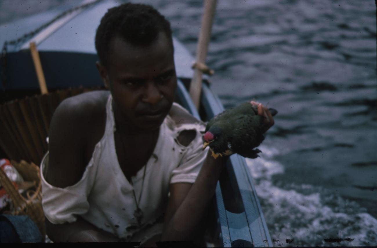 BD/248/1 - 
Yusuf Pekei met vogeltje in prauw
