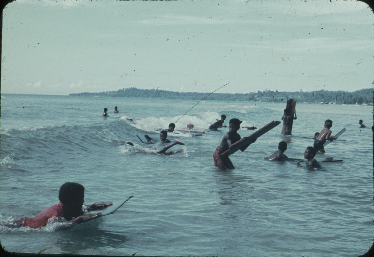 BD/248/202 - 
Kinderen spelen in  het waterbij Sorong 

