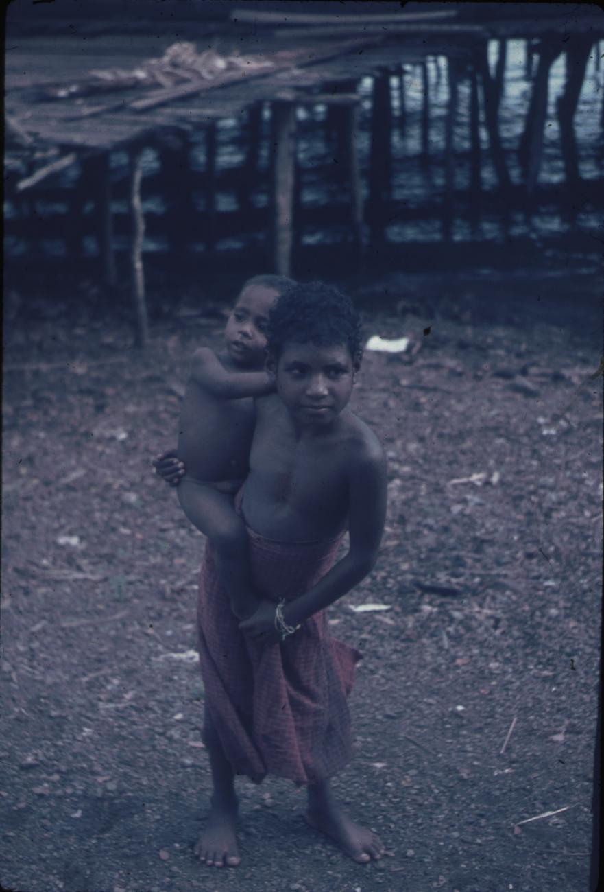 BD/248/207 - 
Twee kinderen aan de kust van noord Nieuw Guinea

