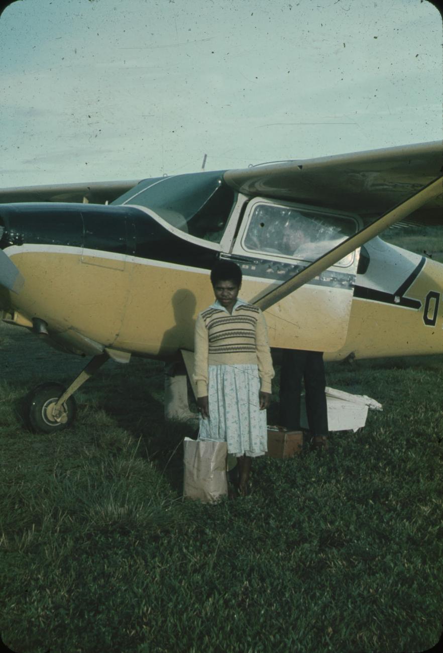 BD/248/219 - 
Vrouw poserend voor vliegtuig (Cessna)
