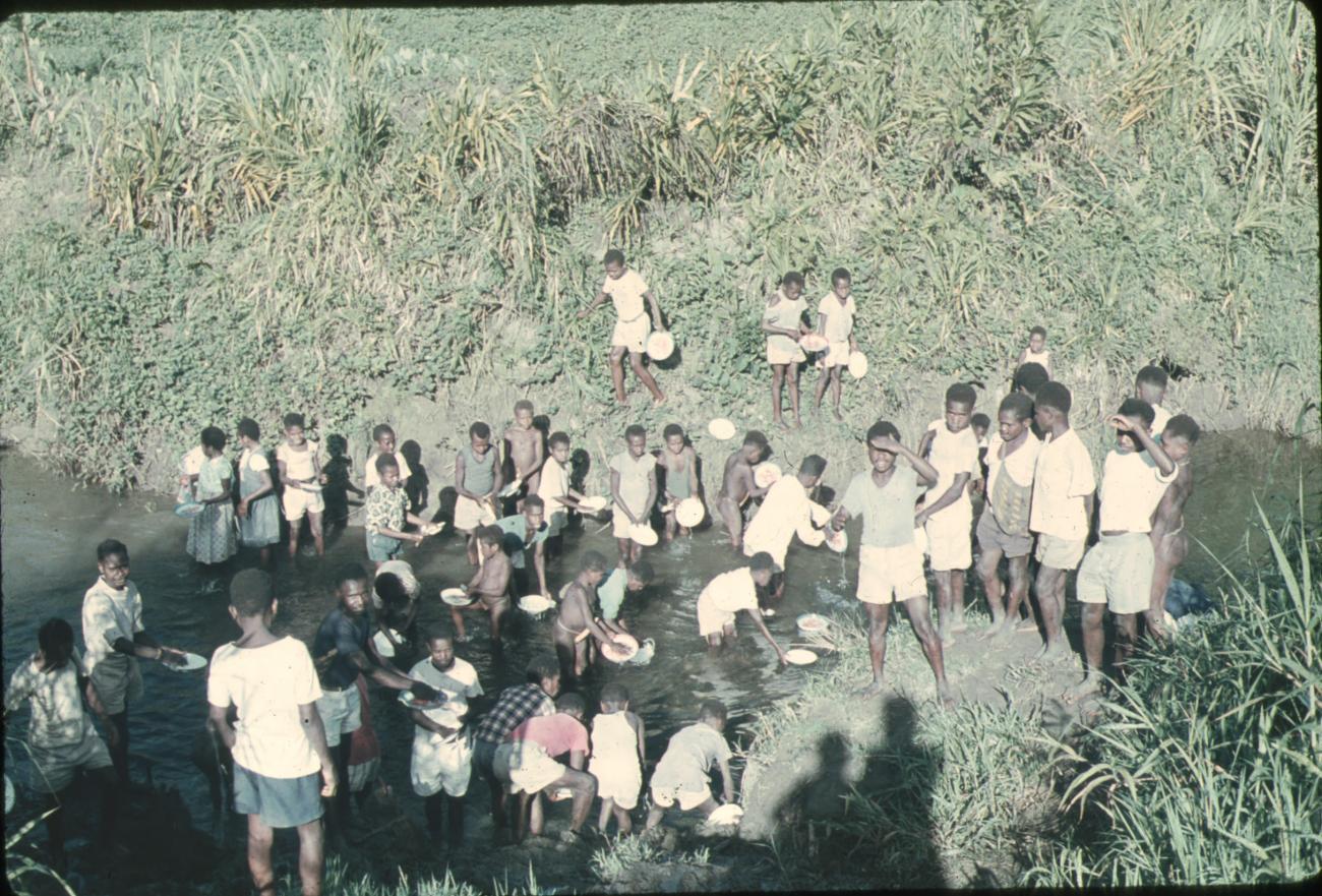 BD/248/258 - 
mensen met borden in de rivier (School)
