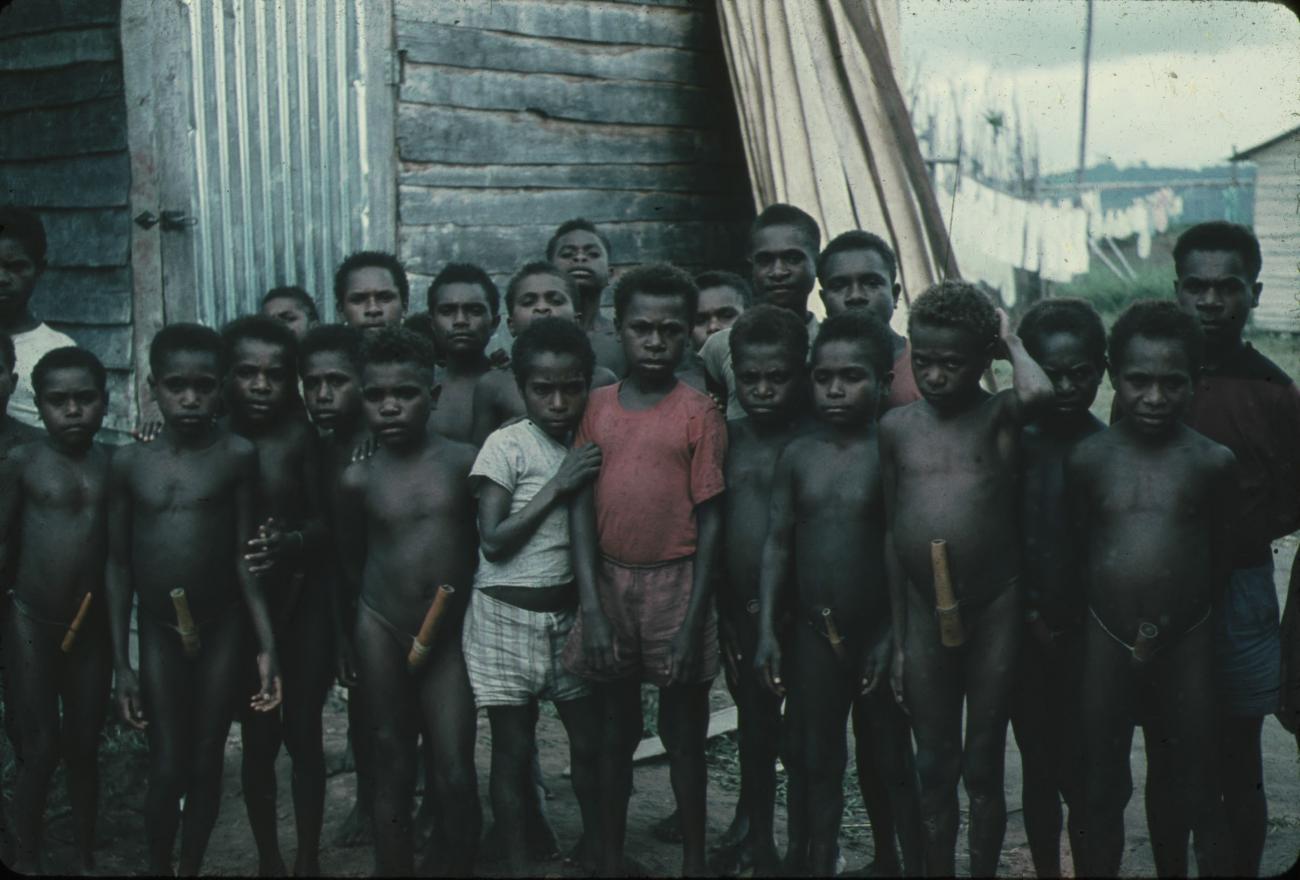 BD/248/259 - 
Groep van Papoea jongens (Pineke)
