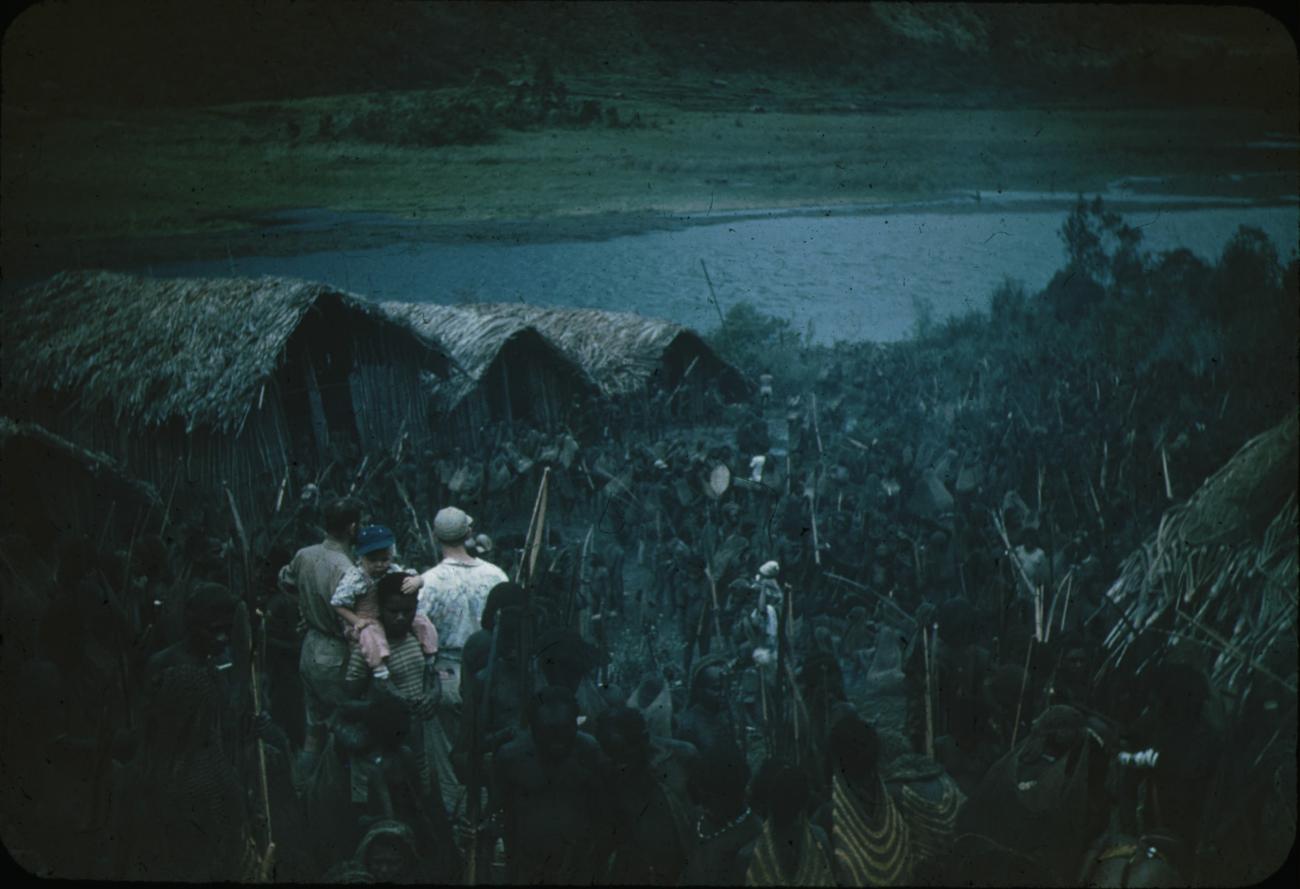 BD/248/278 - 
Groep Papoea&#039;s voor hutten aan het water
