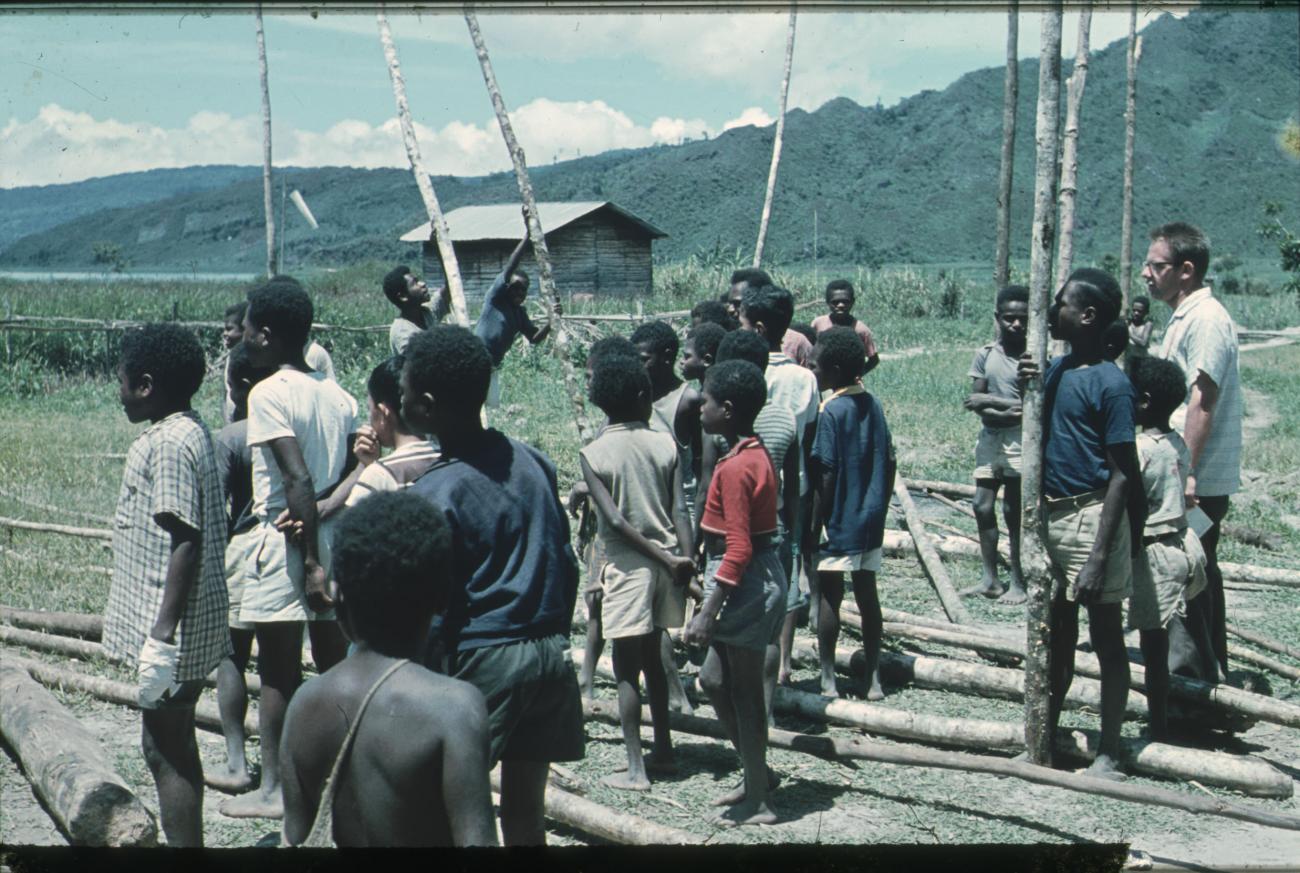 BD/248/291 - 
groep jeugdige Papoea&#039;s
