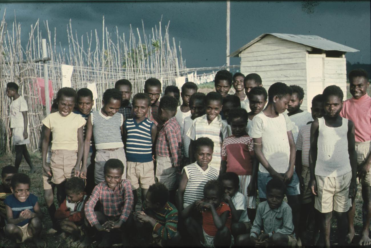BD/248/299 - 
Groepsfoto jeugdige Papoea&#039;s
