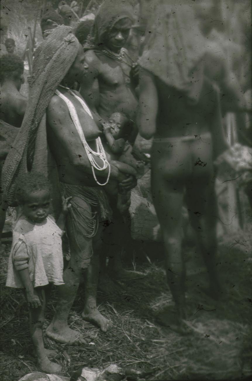 BD/248/303 - 
Papoea&#039;s met kinderen
