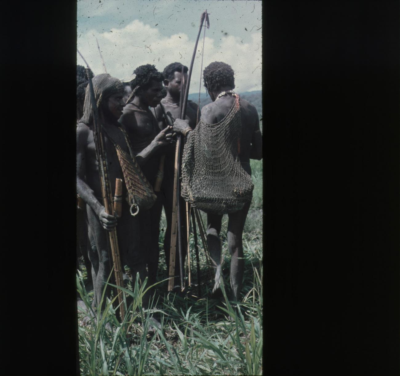 BD/248/310 - 
Papoea&#039;s met draagtas en pijl en boog
