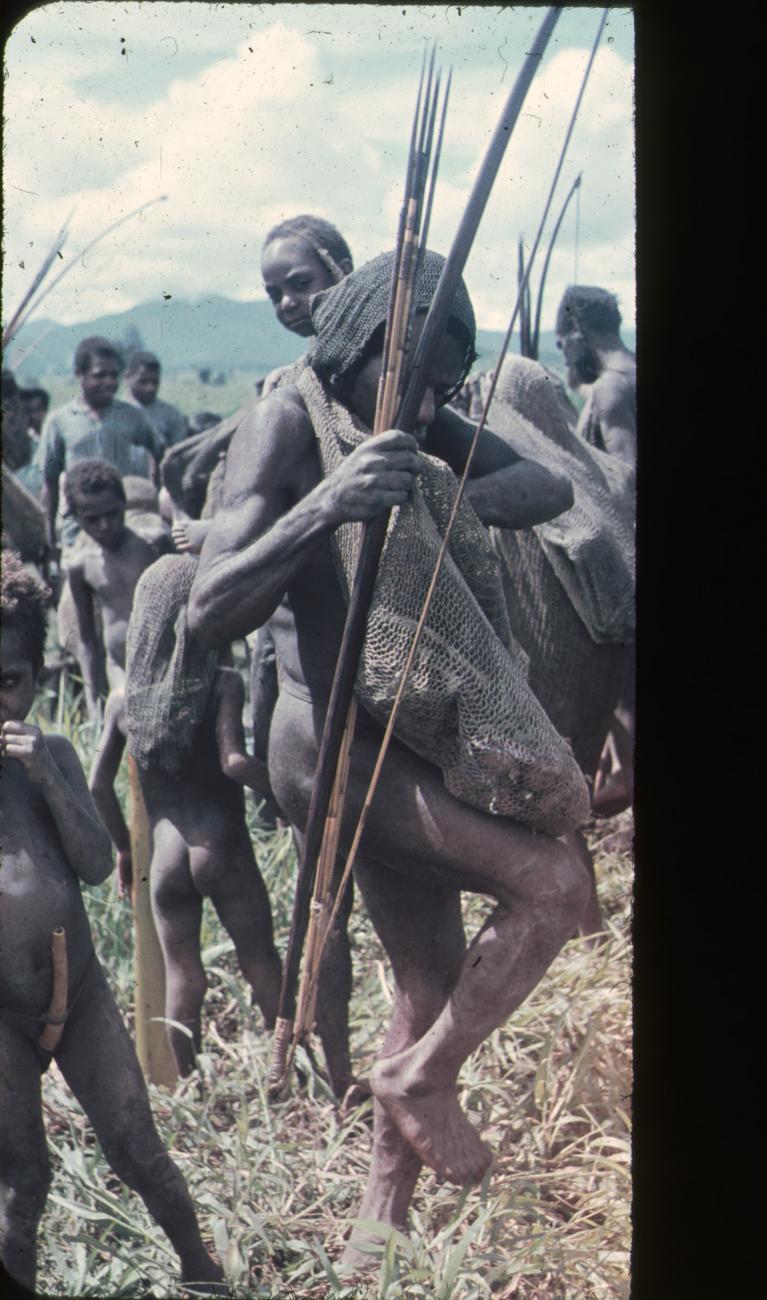 BD/248/311 - 
Papoea met draagtas en pijl en boog
