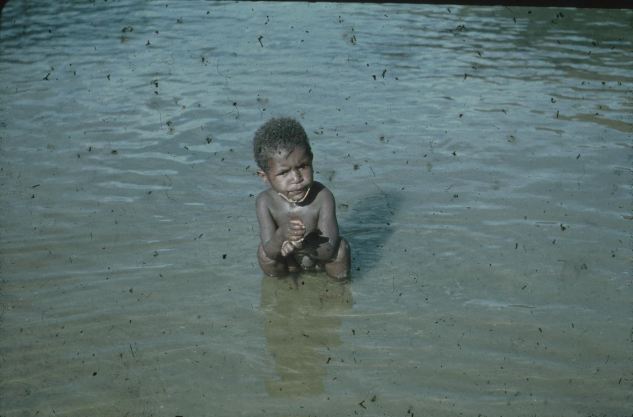 BD/248/316 - 
Zittend kind in het water
