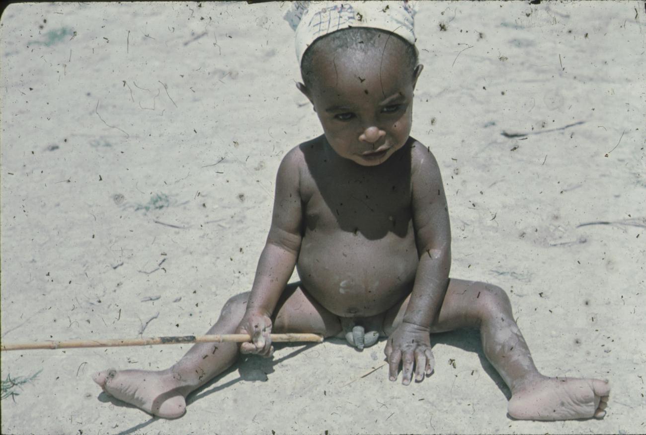 BD/248/317 - 
Zittend kind in het zand
