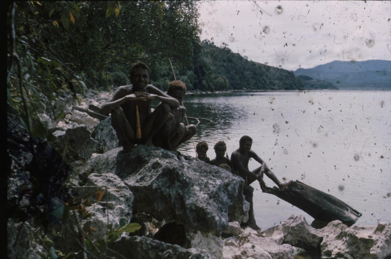 BD/248/322 - 
Papoea&#039;s op rotsblokken aan het water
