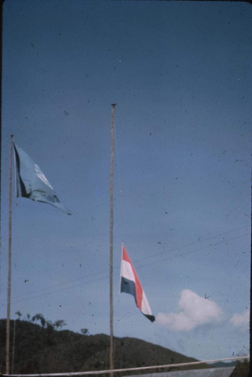 BD/248/332 - 
Nederlandse vlag halfstok en vlag van VN
