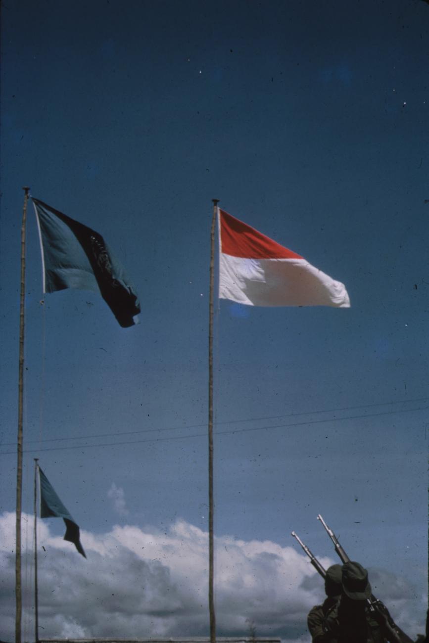 BD/248/333 - 
Indonesische vlag en vlag van VN
