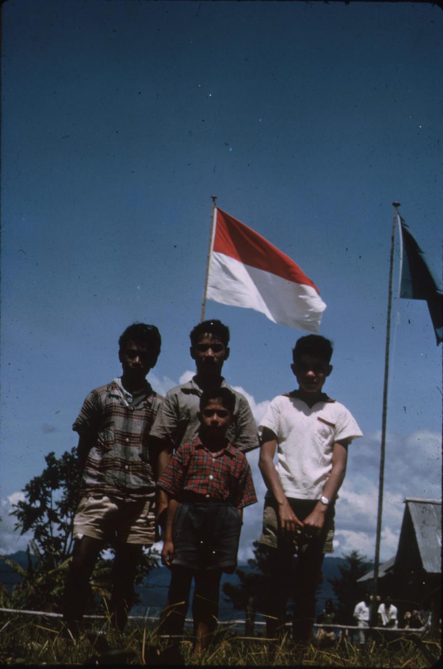 BD/248/334 - 
Schooljongens van Indonesische CAMA gurus
