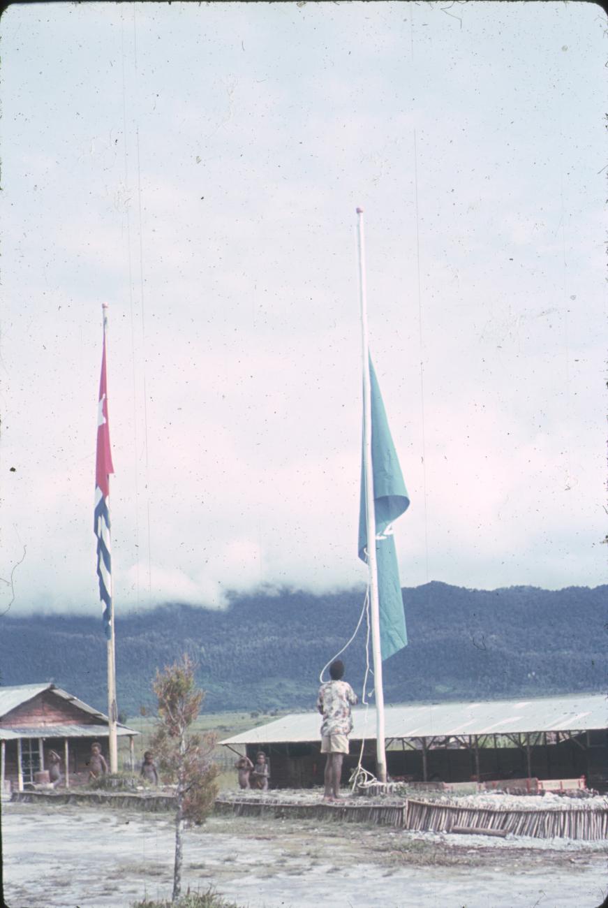 BD/248/336 - 
Strijken van de VN-vlag
