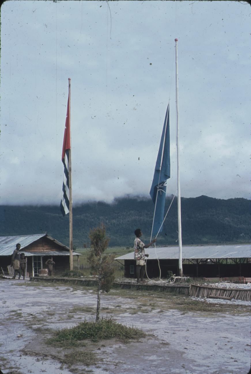 BD/248/339 - 
Strijken van de VN-vlag
