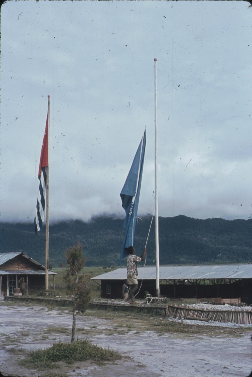 BD/248/340 - 
Strijken van de VN-vlag
