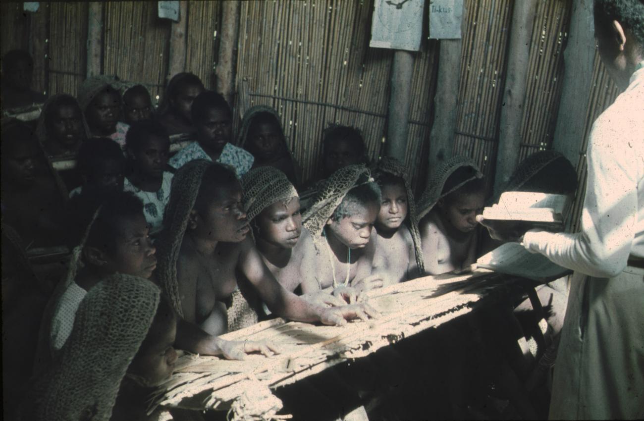 BD/248/34 - 
Kinderen op school
