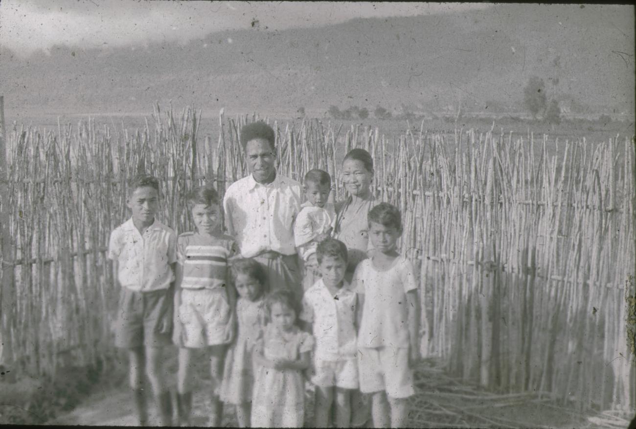 BD/248/351 - 
groepsfoto van Papoea gezin in Westerse kleding
