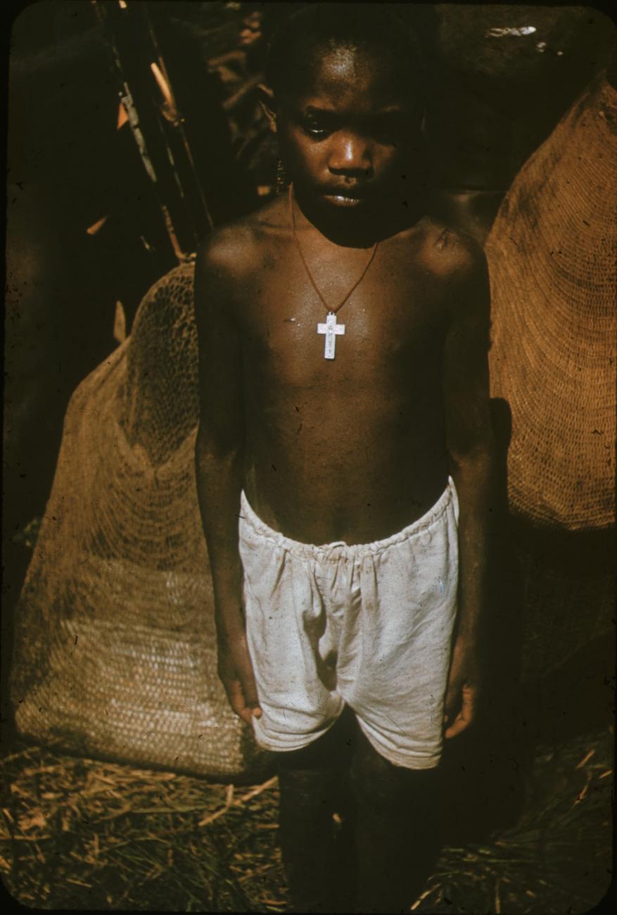 BD/248/355 - 
Papoea jongen met ketting met kruis om nek
