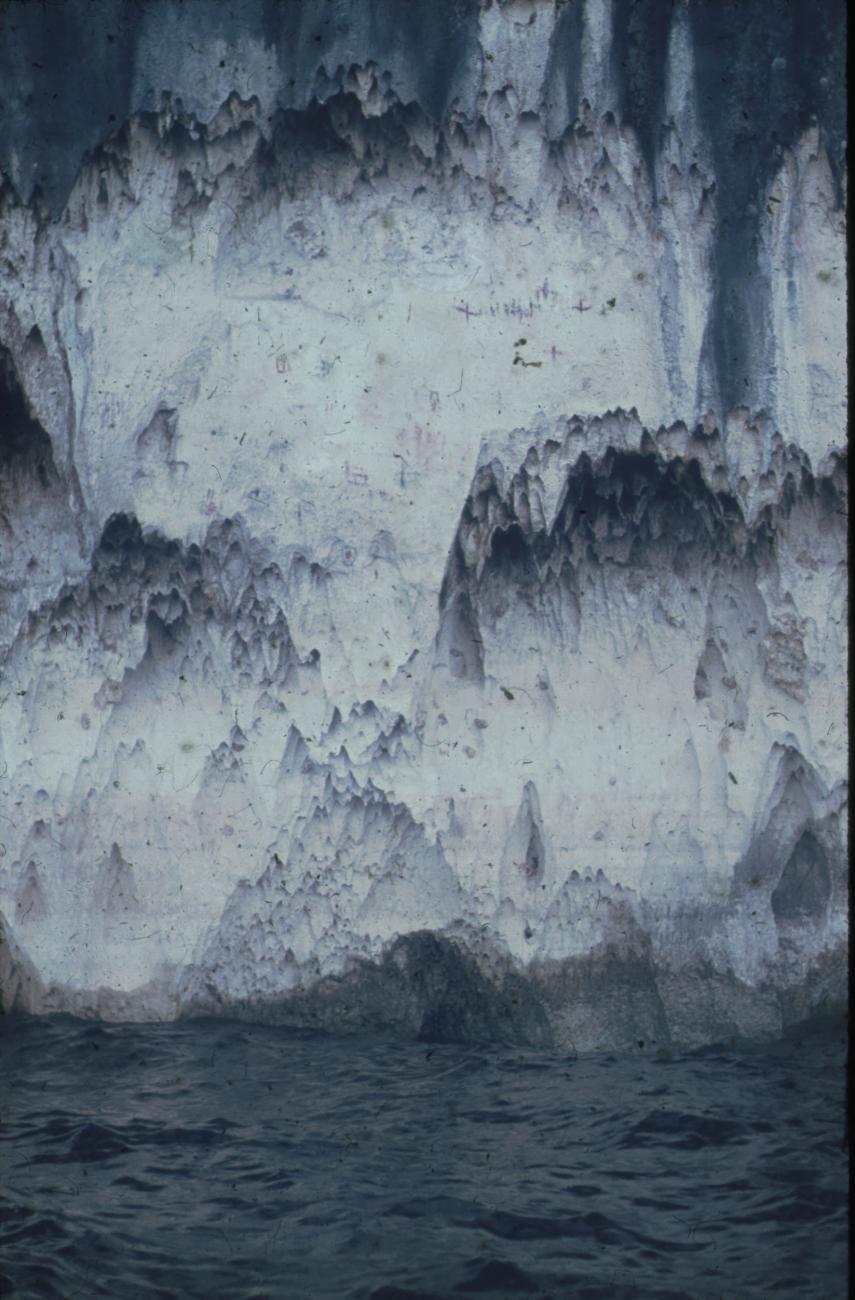 BD/248/82 - 
Grillige rotsformatie in het water
