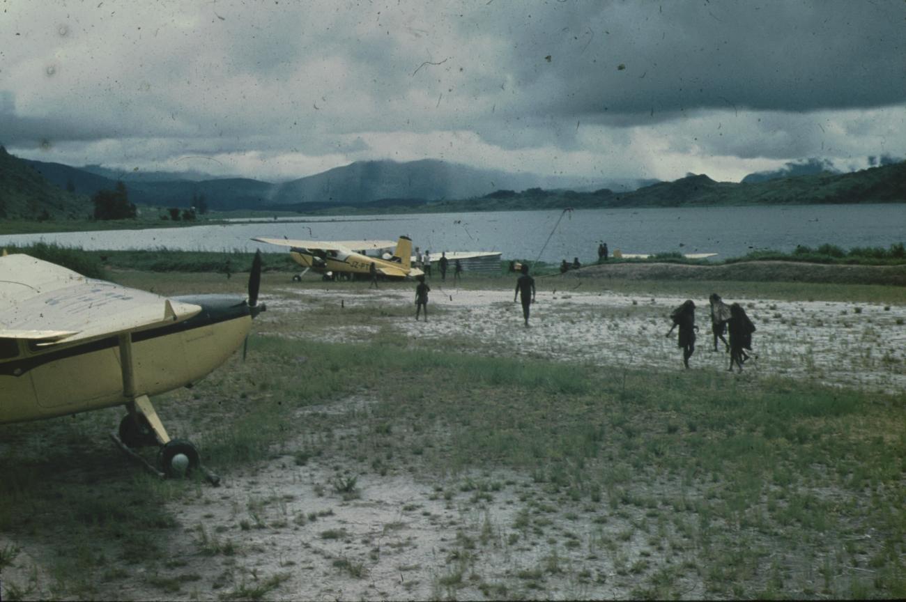BD/248/90 - 
Een modderig vliegveld gelegen aan het water
