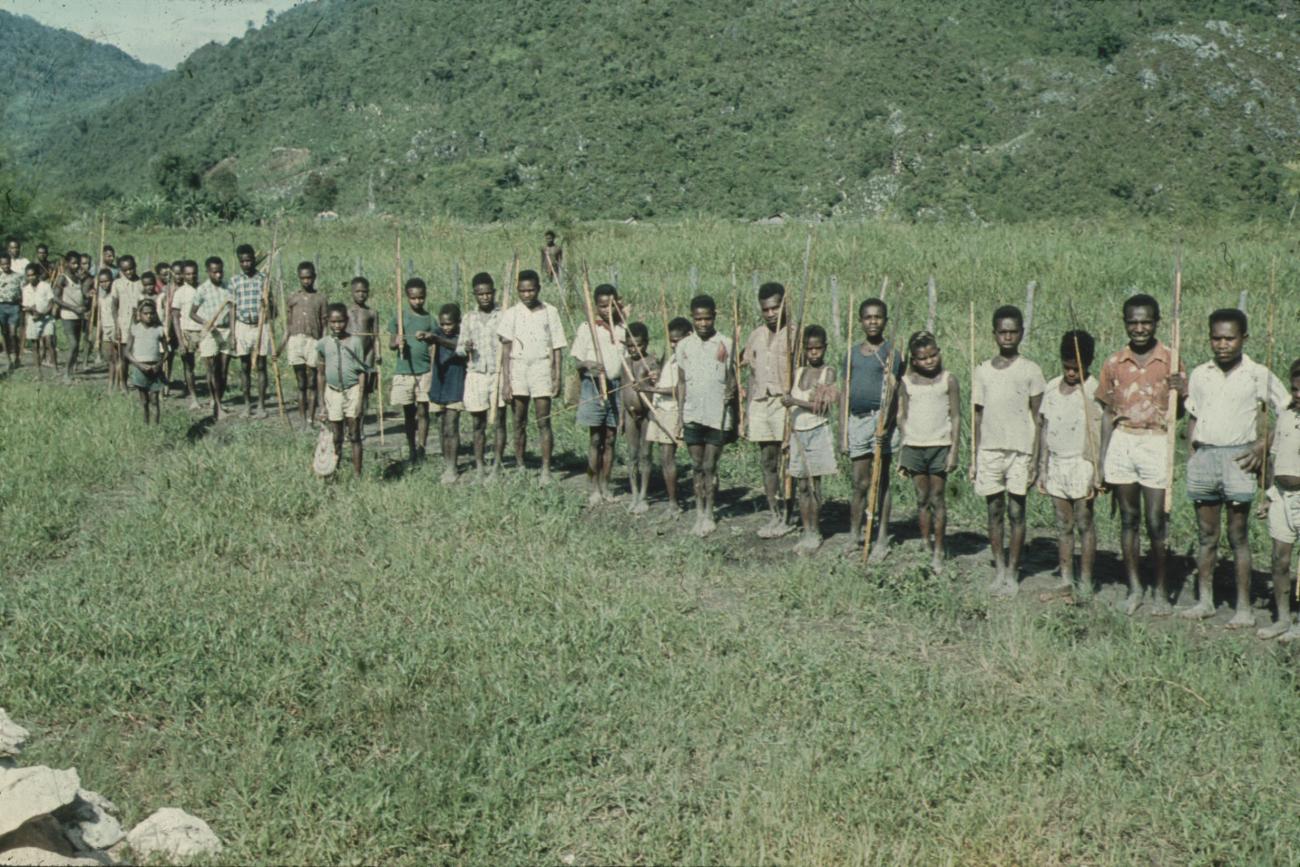 BD/248/97 - 
Groep jeugdige Papoea&#039;s met stokken
