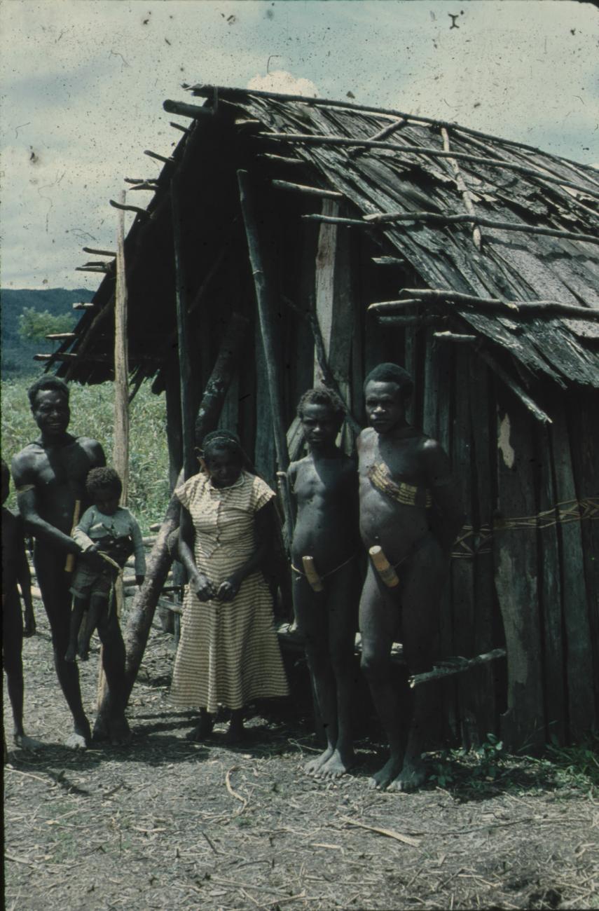 BD/248/9 - 
Groepsfoto van Papoea&#039;s voor een hut
