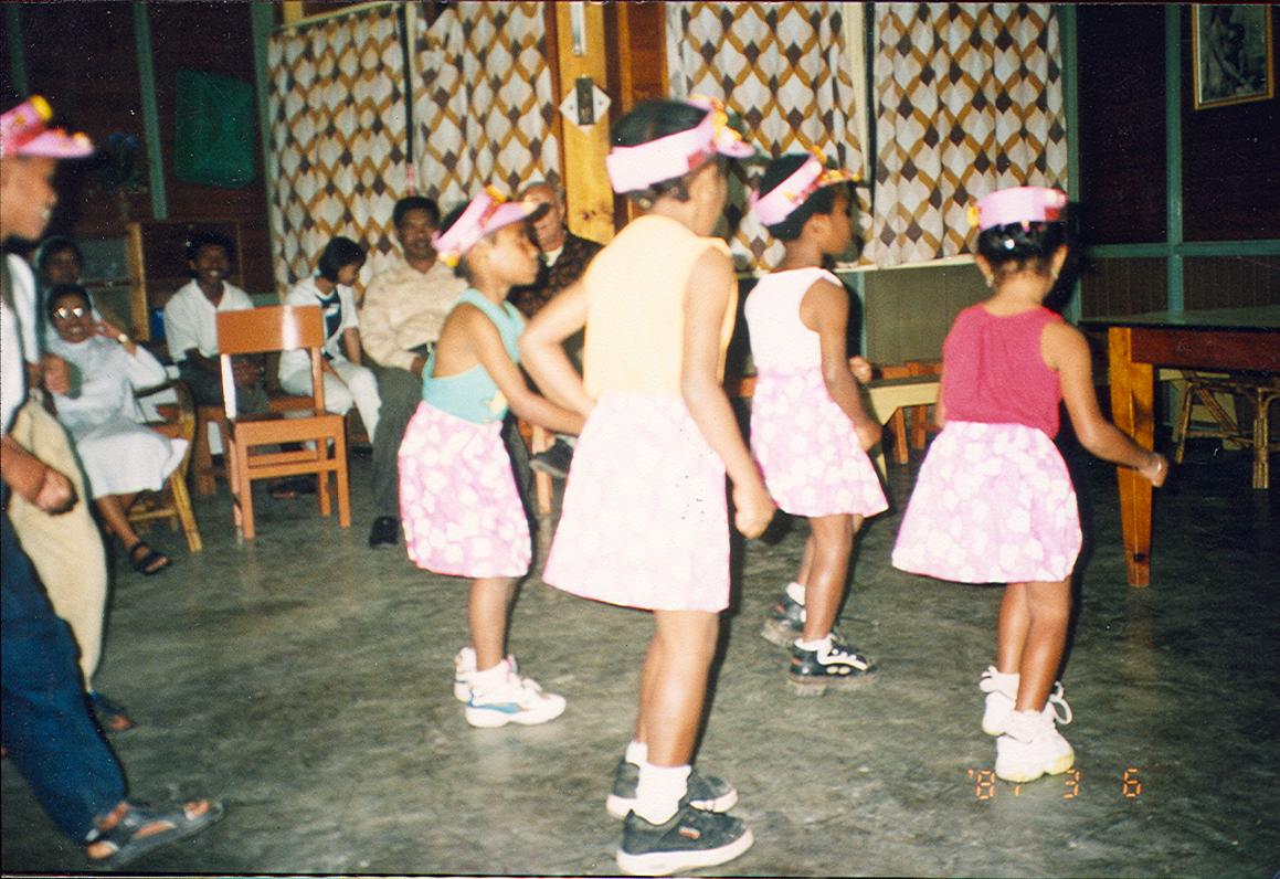 BD/269/117 - 
Kinderen voeren een dans uit bij een afscheid
