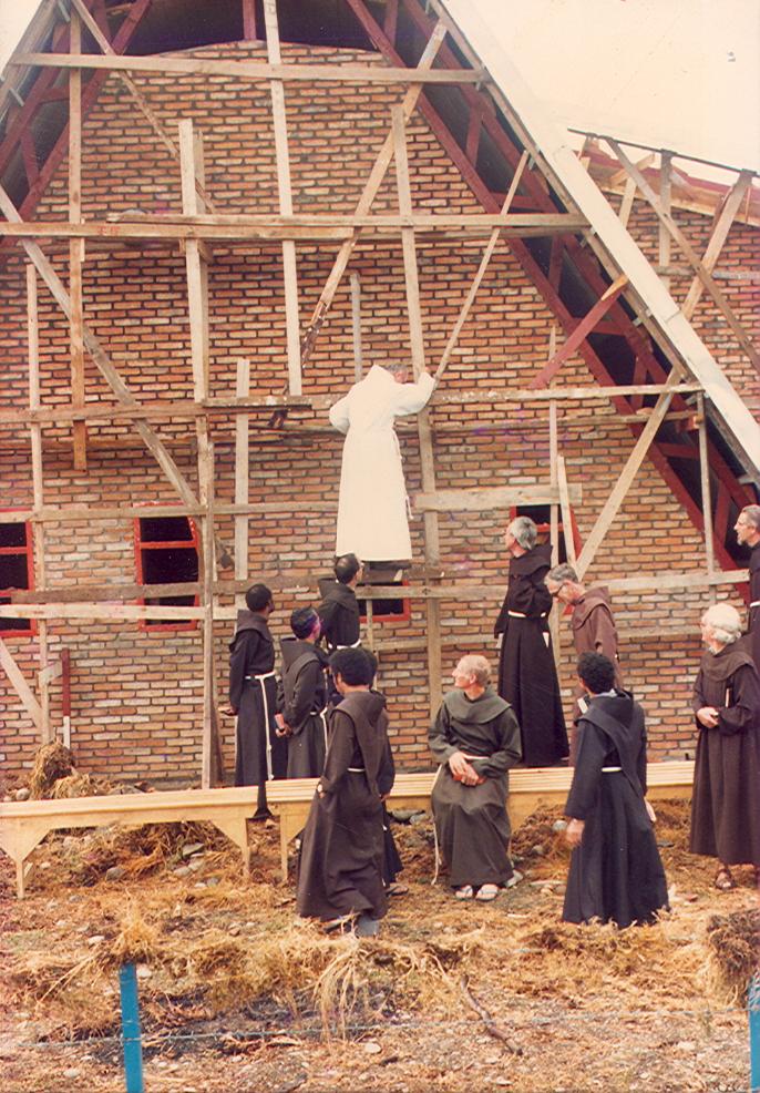 BD/269/120 - 
Broeder Henk Blom o.f.m. op de steigers tijdens de renovatie van de kerk in Wamena
