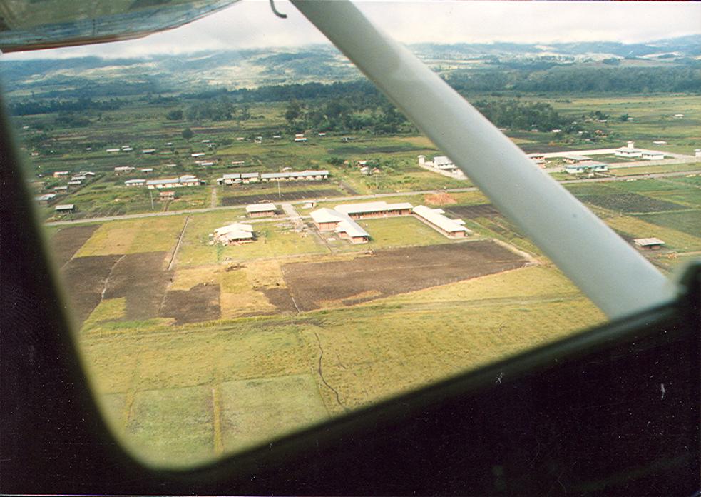 BD/269/126 - 
Medisch centrum in Wamena, gezien vanuit het vliegtuig
